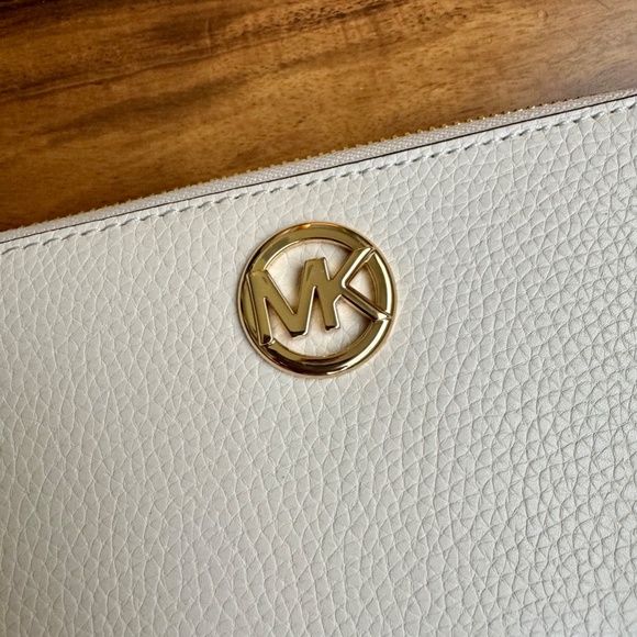 Michael Kors Fulton Large light Cream Pebbled Leather phone case Wallet … - Picture 3 of 8